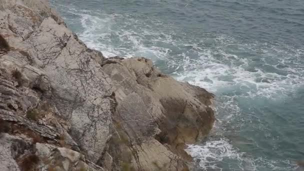 Pedras no mar em Montenegro. Costa rochosa. Praia selvagem. Dangero. — Vídeo de Stock