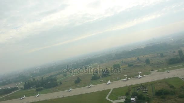 Взлет в аэропорту Тивата в Черногории — стоковое видео