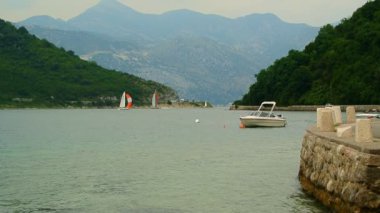 Karadağ'daki yelkenli. Yelkenli Yatlar Boka Bay üzerinde
