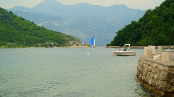 Berlayar regatta di Montenegro. Regatta pada kapal pesiar di Teluk Boka — Stok Video