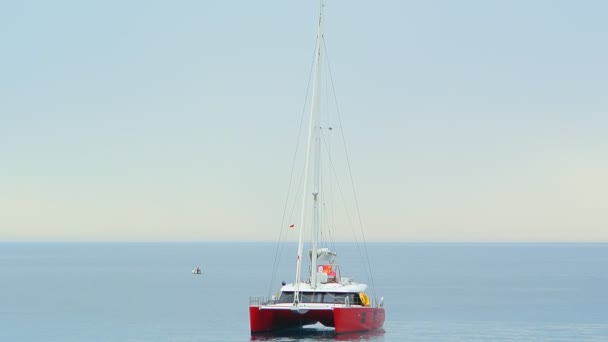 Yacht i Adriatiska havet i Montenegro — Stockvideo