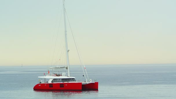 Yacht i Adriatiska havet i Montenegro — Stockvideo