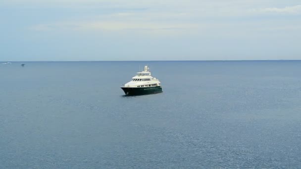 Яхта в Адриатическом море в Черногории — стоковое видео