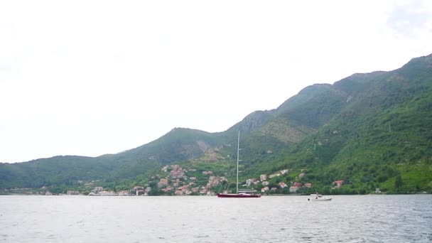 Yachter, båtar, fartyg i fjärden av Kotor — Stockvideo
