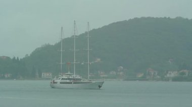 Yatlar, tekneler, gemiler Kotor Körfezi