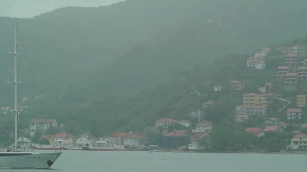 Yachter, båtar, fartyg i fjärden av Kotor — Stockvideo