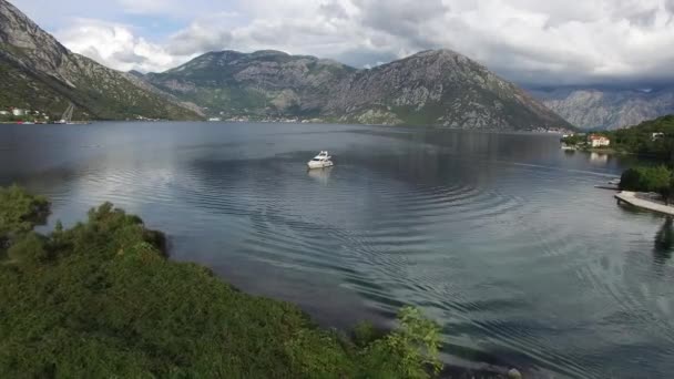 Jachty, lodě, lodí do zátoky Kotor — Stock video