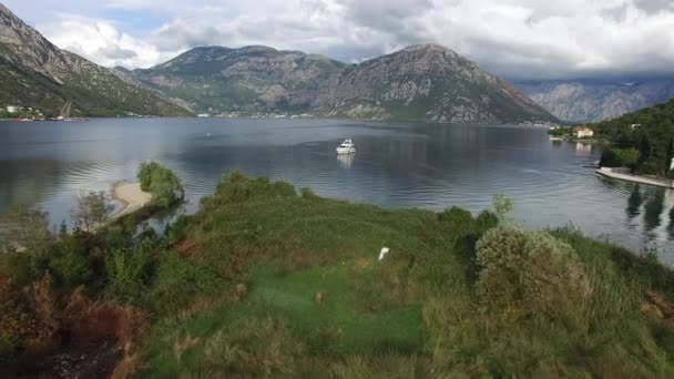 Yachten, Boote, Schiffe in der Bucht von Kotor — Stockvideo