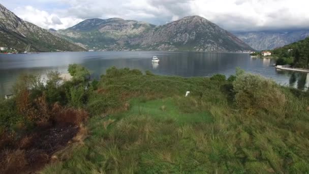 Iates, barcos, navios na Baía de Kotor — Vídeo de Stock