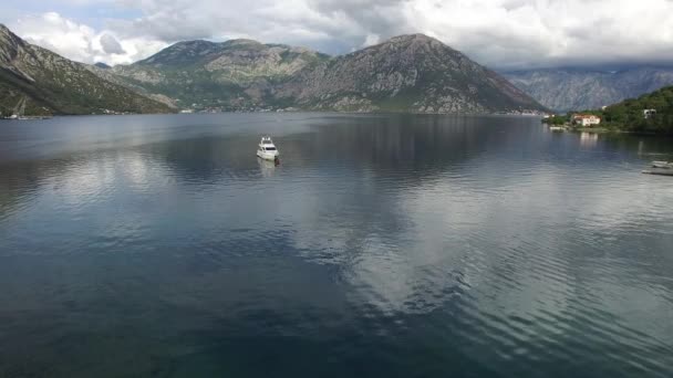 Yachter, båtar, fartyg i fjärden av Kotor — Stockvideo