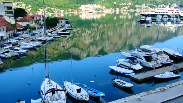 Segelboot in der Nähe der Altstadt von Kotor — Stockvideo