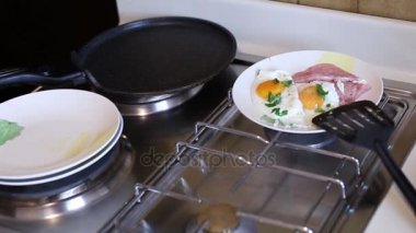 Sahanda yumurta kadar güneşli tarafı sosis ile bir tabakta. Kız l