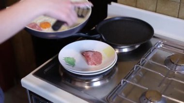 Sahanda yumurta kadar güneşli tarafı sosis ile bir tabakta. Kız l