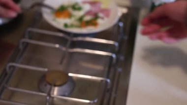 Sahanda yumurta kadar güneşli tarafı sosis ile bir tabakta. Kız l