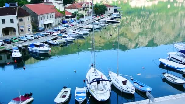 Segelbåt nära den gamla staden Kotor — Stockvideo