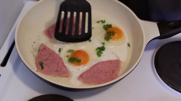 Смажені яйця на сковороді смажені яйця — стокове відео
