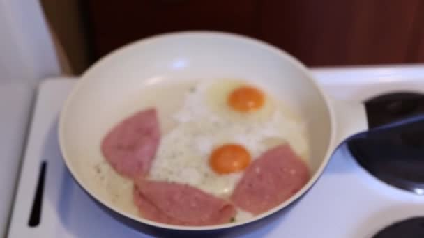 Gebakken eieren in een koekenpan gebakken eieren — Stockvideo