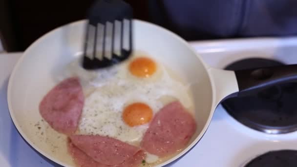 Huevos fritos en una sartén huevos fritos — Vídeo de stock