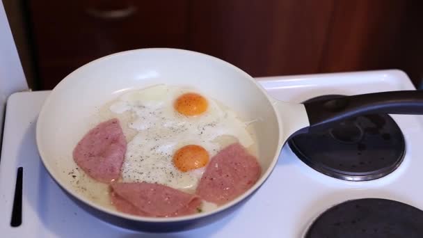 Gebakken eieren in een koekenpan gebakken eieren — Stockvideo