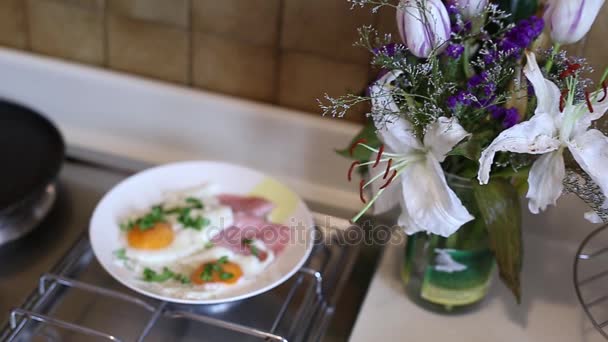 Huevos revueltos soleados boca arriba en un plato con salchicha. La chica... — Vídeos de Stock