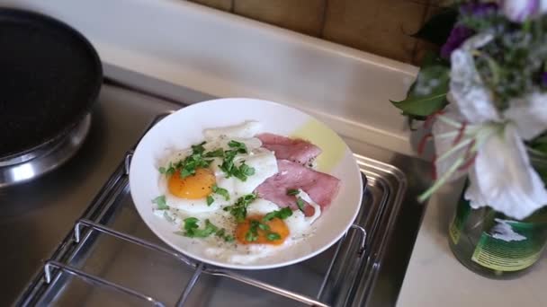 Míchaná vejce volské oko na talíř s klobásou. Dívka l — Stock video