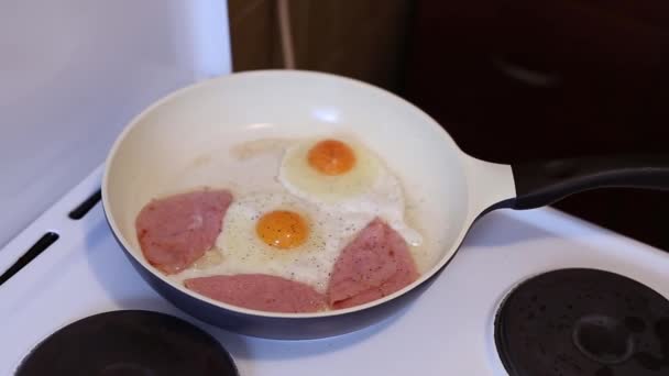 Жареные яйца в жареных яйцах — стоковое видео