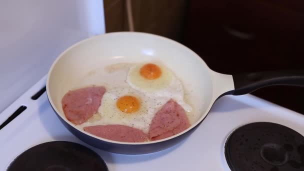 Huevos fritos en una sartén huevos fritos — Vídeo de stock