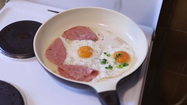 Gebakken eieren in een koekenpan gebakken eieren — Stockvideo