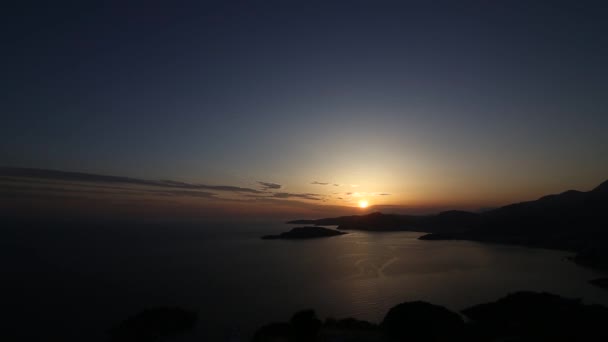 Coucher de soleil sur la mer. Coucher de soleil sur la mer Adriatique. Soleil pour s'asseoir — Video