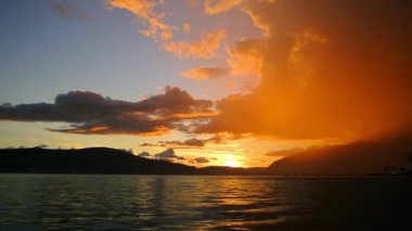 Günbatımı denize. Adriyatik Denizi üzerinde gün batımı. Güneş'e oturmak yapmak