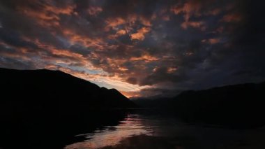 Dağlarda günbatımı. Karadağ dağlarda günbatımı. Su
