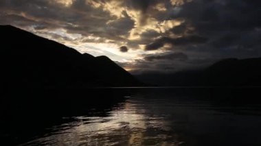 Dağlarda günbatımı. Karadağ dağlarda günbatımı. Su