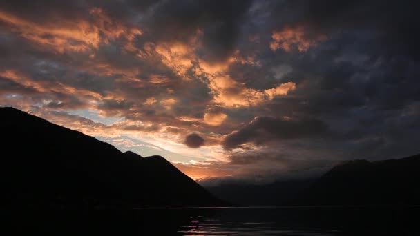 Pôr do sol nas montanhas. Pôr do sol nas montanhas montenegrinas. Su — Vídeo de Stock