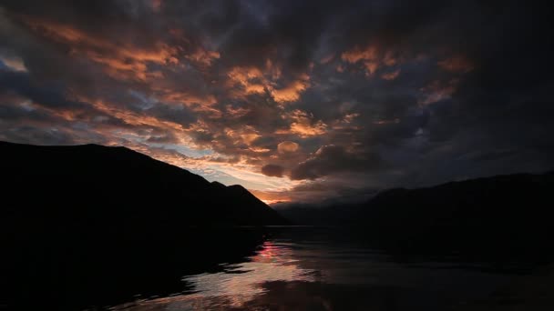 Pôr do sol nas montanhas. Pôr do sol nas montanhas montenegrinas. Su — Vídeo de Stock