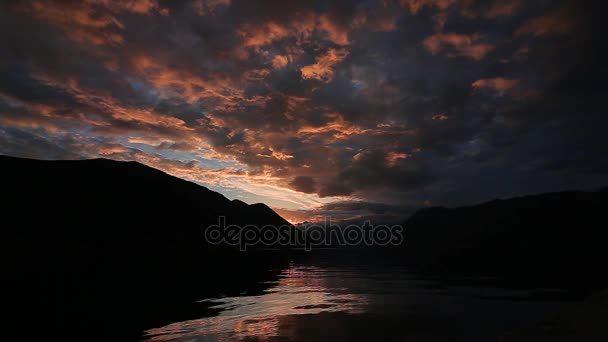 Pôr do sol nas montanhas. Pôr do sol nas montanhas montenegrinas. Su — Vídeo de Stock