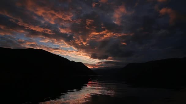 Solnedgång i bergen. Solnedgång i montenegrinska bergen. Su — Stockvideo