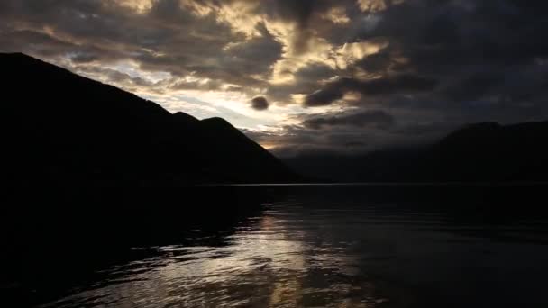 Puesta de sol en las montañas. Puesta de sol en las montañas montenegrinas. Su — Vídeos de Stock