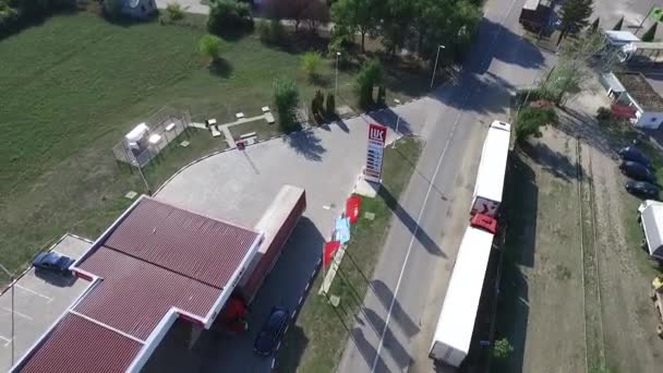 Stacja paliw samochodowych. Fotografowania drone. — Wideo stockowe