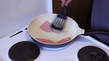 Sosis bir tavada kızartma