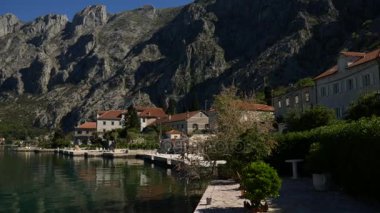 Demirleme Körfezi Kotor, Karadağ. Dağlar arasında defne. Bo