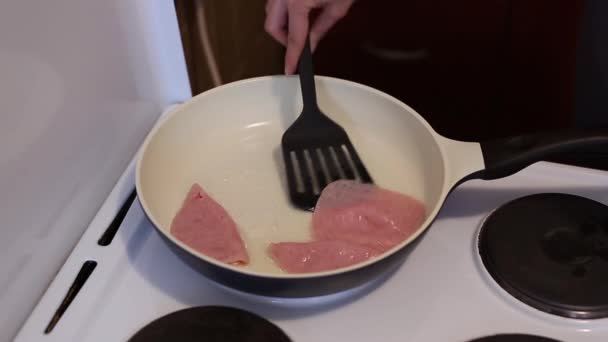 Friggere la salsiccia in una padella — Video Stock