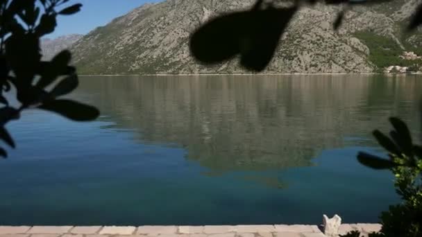 Aanmeren in de baai van Kotor, Montenegro. Bay tussen bergen. Bo — Stockvideo