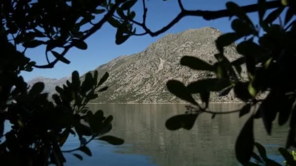 Aanmeren in de baai van Kotor, Montenegro. Bay tussen bergen. Bo — Stockvideo