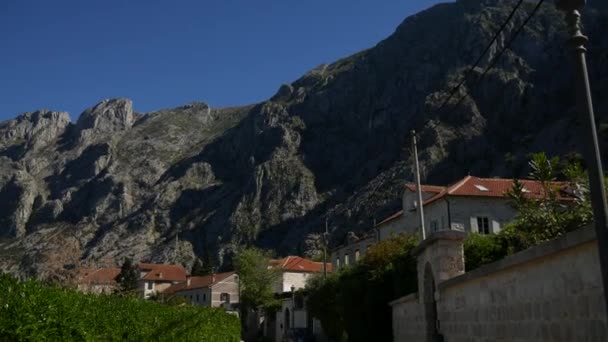 Ljuta dorf in der bucht von kotor, in montenegro — Stockvideo