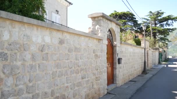 Valla de piedra en Montenegro. Villa cerca del mar . — Vídeos de Stock