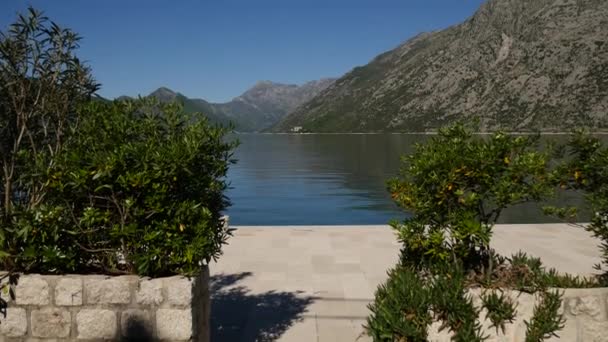 Ormeggio nella baia di Kotor, Montenegro. Baia tra le montagne. Bo — Video Stock