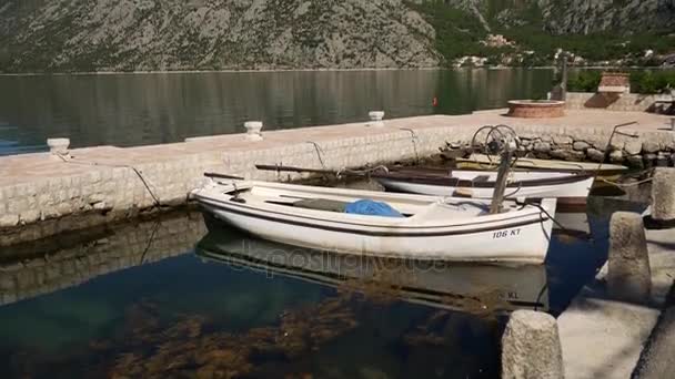 Vissersboten in de baai van Kotor — Stockvideo