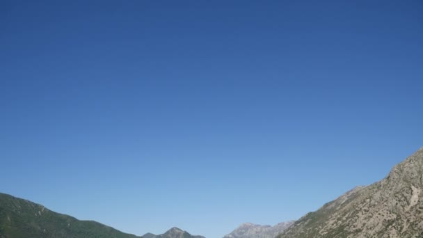 Kotor Bay i Montenegro. Berg och raviner, havet. — Stockvideo