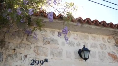 Sokakta duvardaki Vintage lamba.