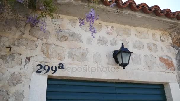 Lampada vintage sul muro sulla strada . — Video Stock